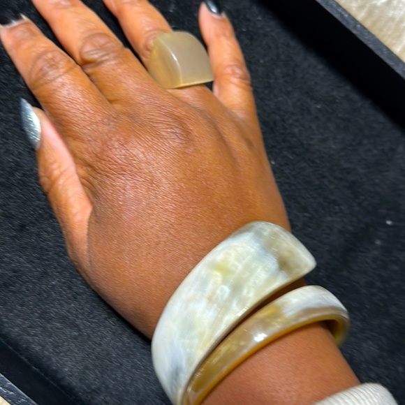 Multi colored Buffalo horn/bone bracelet size 6.35 cm and ring size 7. - Picture 1 of 4